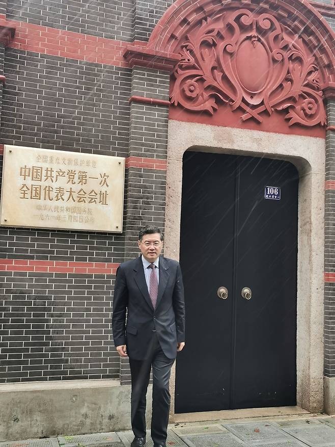 친강 신임 미국 주재 중국 대사가 2021년 7월 29일 뉴욕 도착 직후 트위터에 공개한 사진. 친 대사 뒤로 1921년 7월 중국 공산당의 첫 전국대표대회가 열렸던 상하이 황푸취 신톈디의 오래된 건물이 보인다. /주미 중국 대사관