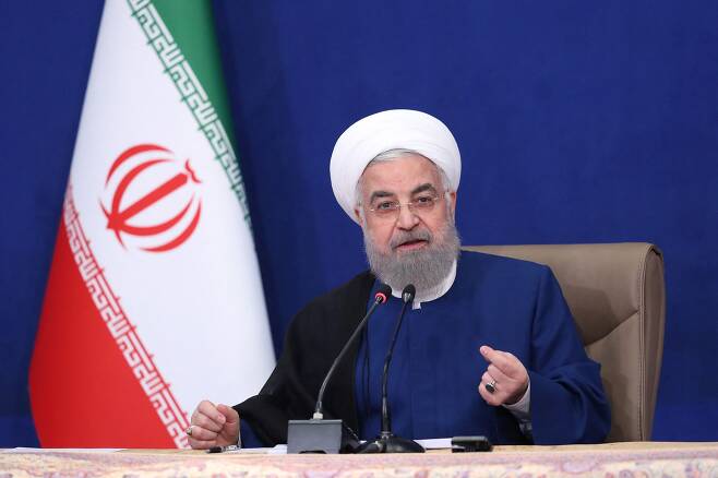 하산 로하니 이란 대통령이 1일 테헤란에서 임기 중 마지막 각료 회의를 주재하고 있다. /AFP 연합뉴스
