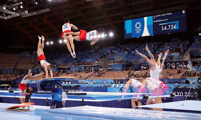 2일 일본 아리아케 체조경기장에서 열린 도쿄올림픽 남자 기계체조 도마 결선에서 신재환이 연기하고 있다. /연합뉴스