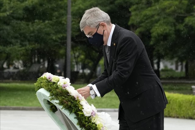 토마스 바흐 국제올림픽위원회(IOC) 위원장이 지난 7월 16일 일본 히로시마에 있는 히로시마 평화기념공원을 방문해 원폭 희생자 위령비에 헌화하고 있다. 2021.08.02. [도쿄=AP/뉴시스]