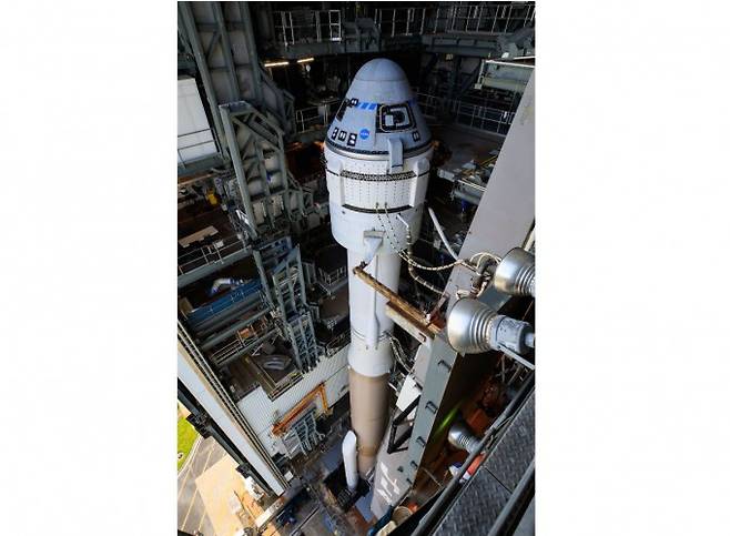 스타라이너가 현지시각 3일 오후 1시 20분(한국시간 4일 오전 2시 20분) 발사를 앞두고 우주발사체 아틀라스V 로켓에 실려있다. NASA 제공