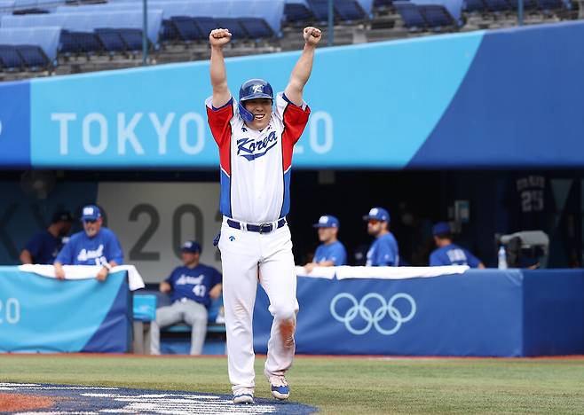 김현수가 2일 일본 요코하마 스타디움에서 열린 도쿄올림픽 야구 녹아웃 스테이지 2라운드 이스라엘과 경기에서 11-1, 콜드게임 승리가 결정된 뒤 환호하고 있다. 요코하마/연합뉴스