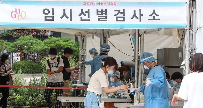 2일 오후 서울 구로구 구로역에 설치된 코로나19 임시선별검사소에서 의료진이 분주하게 검사를 진행하고 있다. 연합뉴스