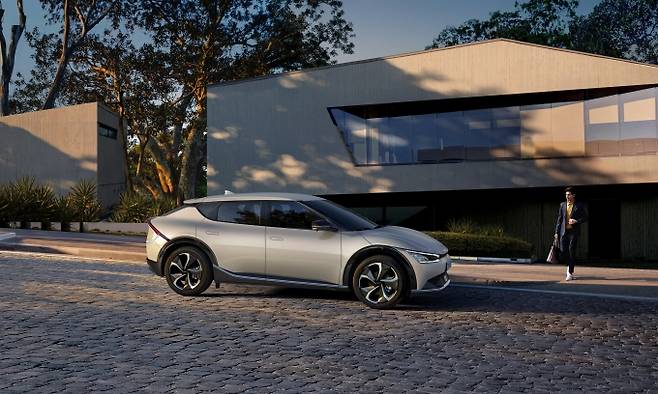 기아가 전용전기차 EV 시리즈의 첫 모델 'The Kia EV6'를 출시한다고 밝혔다. [사진=기아]