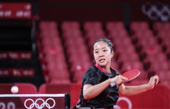 첫 올림픽에 출전한 신유빈이 지난달 24일 도쿄체육관에서 열린 도쿄올림픽 탁구 여자단식 가이아나의 에질 첼시와의 첫 경기에서 포핸드 탑스핀 공격을 한 뒤 공을 바라보고 있다. 연합뉴스