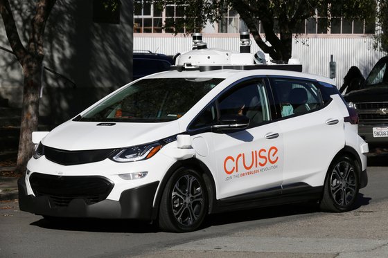 GM의 자율주행기능 장치가 장착된 '볼트' 차량이 미국 샌프란시스코 시내 도로를 주행하는 모습. 로이터=연합뉴스