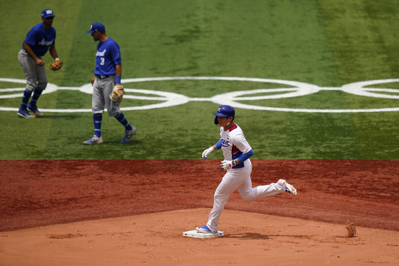 Korea's Oh Ji-hwan rounds the bases after hitting a two-run home run during a baseball game against Israel at Yokohama Baseball Stadium during the 2020 Summer Olympics on Monday. [AP/YONHAP]