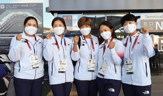 From left: Park In-bee, Ko Jin-young, head coach Pak Se-ri, Kim Sei-young and Kim Hyo-joo pose after arriving at Narita International Airport in Chiba, Japan on Saturday to prepare for the women's golf tournament starting Wednesday. [YONHAP]