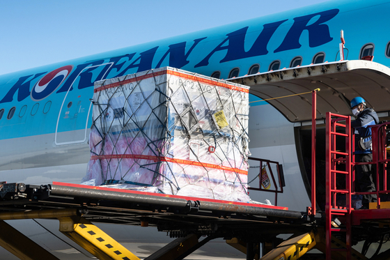 Korean Air Lines loads cargo onto a plane. The airline on Monday said it flew 10,000 cargo flights since March 2020. [KOREAN AIR LINES]
