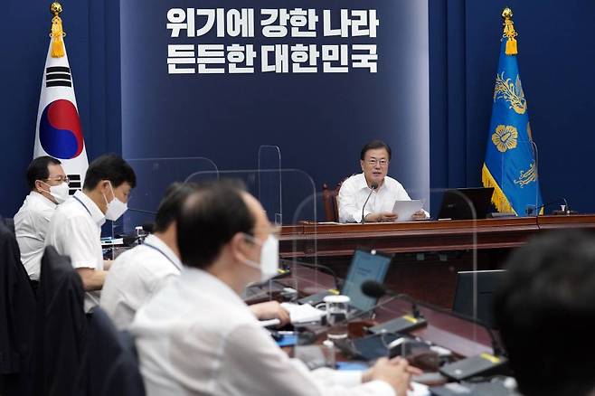 [서울=뉴시스] 문재인 대통령이 2일 청와대에서 열린 수석·보좌관회의에서 발언하고 있다. (사진=청와대 제공) 2021.08.02. photo@newsis.com *재판매 및 DB 금지