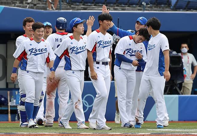 한국이 2020도쿄올림픽 야구 준결승에서 일본과 대결하는 것이 확정됐다. 한국은 2일 이스라엘을 꺾었고 일본은 연장전 끝에 미국을 제압했다. 사진은 이스라엘을 꺾고 환호하는 한국 선수들. /사진=뉴스1