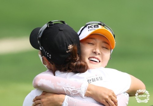 우승을 확정한 후 친한 선배인 김지현과 포옹하고 있는 오지현. 둘은 함께 안성현 코치의 지도를 받고 있다. [사진=KLPGA]
