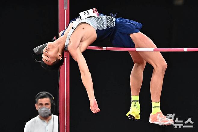 1일 일본 도쿄 올림픽스타디움에서 열린 육상 남자 높이뛰기 결승전에서 우상혁이 2.35m에 성공하고 있다. 올림픽사진공동취재단