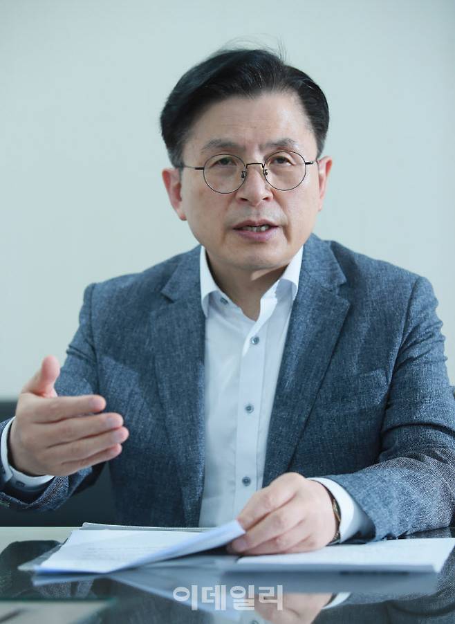 황교안 전 미래통합당 대표가 지난달 30일 서울 여의도캠프에서 이데일리와 인터뷰를 하고 있다. (사진=노진환 기자)