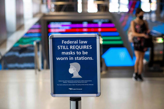미국이 코로나19 델타 변이 확산으로 긴장감이 높아지는 가운데 2일(현지시간) 뉴욕 펜역에 마스크 착용 안내판이 세워져 있다. (사진=AFP/연합뉴스 제공)