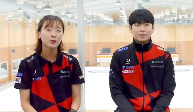 &nbsp;경기도컬링연맹G 김은지·정영석이 '2021 KB금융 한국컬링선수권대회 : 믹스더블'에서 김수지·김정민에 6-7로 분패하며 C로드로 떨어졌다.&nbsp; [사진=대한컬링연맹 컬링TV 캡처]