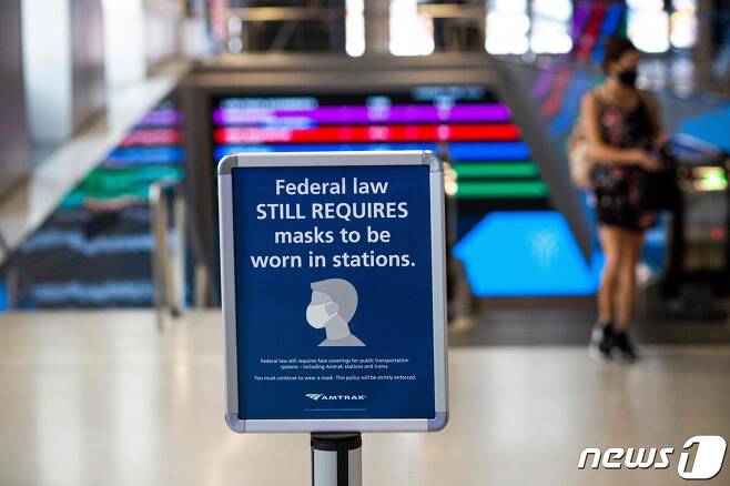 미국 뉴욕의 팬 역 안에 설치된 표지판에 '연방법상 역내 마스크 의무 착용'이란 문구가 적혀 있다. 2021.08.03 © AFP=뉴스1