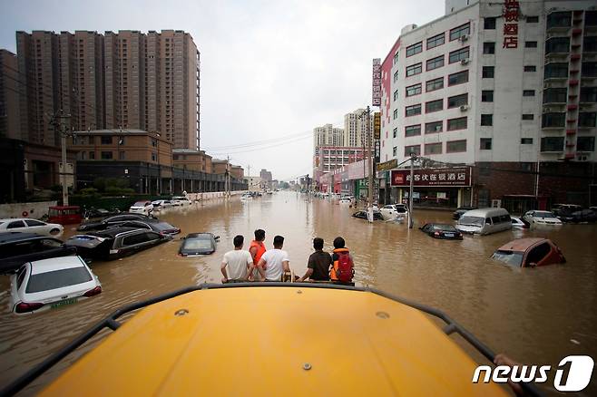 지난 22일 중국 허난성 정저우에서 홍수가 발생해 14명이 사망했다. © 로이터=뉴스1