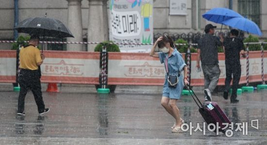 소나기가 내리는 서울역 인근에서 시민들이 발걸음을 재촉하고 있다./강진형 기자aymsdream@