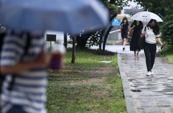 2일 오전 서울 은평구 서울혁신파크에서 우산을 쓴 시민들이 발걸음을 옮기고 있다.ⓒ뉴시스