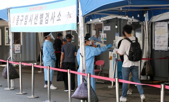 3일 오전 서울 중구 서울역광장에 마련된 코로나19 중구임시선별검사소에서 의료진이 분주히 움직이고 있다.ⓒ뉴시스