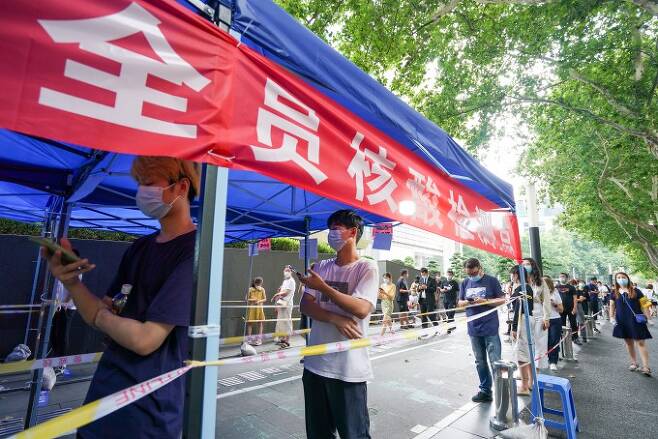 중국 장쑤성 난징시가 지난달 29일 신종 코로나바이러스 감염증(COVID-19·코로나19) 3차 전수 검사를 시작했다. 시내의 검사소를 찾은 주민들이 줄지어 수검을 기다리고 있다. 연합뉴스 제공