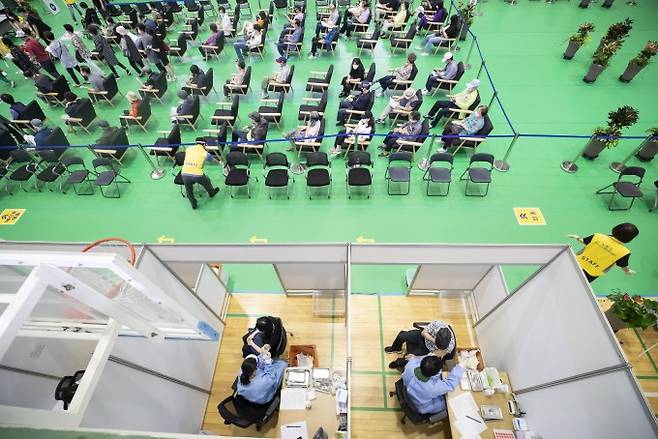 서울 노원구민체육센터에 마련된 백신접종센터에서 백신 접종이 진행되고 있다. 연합뉴스 제공