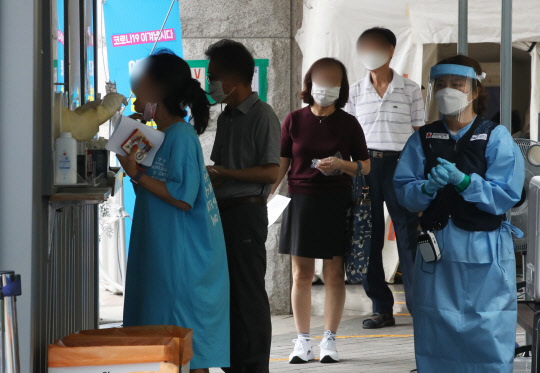 3일 오전 서울 은평구 구파발역 임시선별진료소을 찾은 시민들이 코로나19 검사를 받고 있다. 연합뉴스