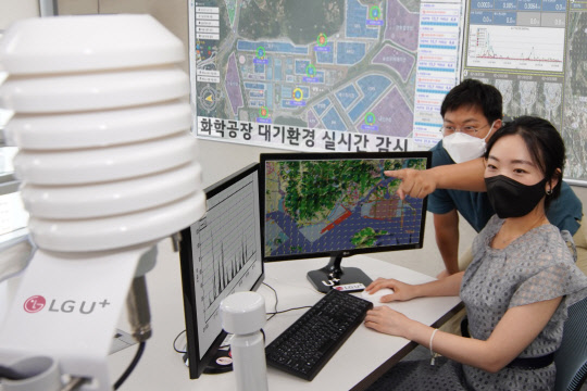 LG유플러스 직원들이 대기환경진단솔루션을 통해 화학공장 내 대기흐름을 확인하고 있다. LG유플러스 제공