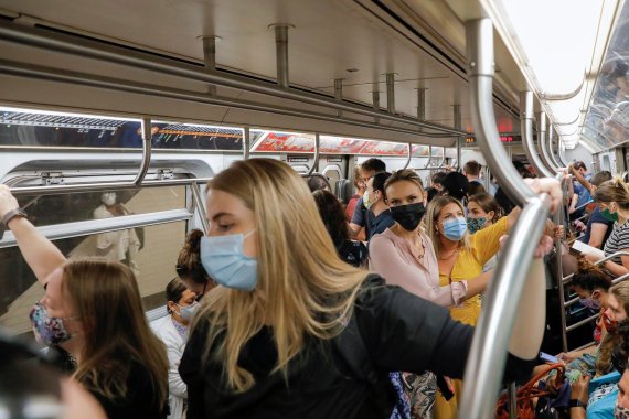 델타변이 확산 우려로 미국 뉴욕 지하철의 승객들이 마스크를 쓴 채 지하철에 탑승해 있다. /사진=로이터뉴스1