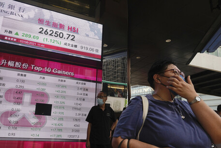 홍콩 시민이 2일 홍콩 증시의 항셍지수가 표시된 전광판 옆을 지나가고 있다. 홍콩/AP 연합뉴스