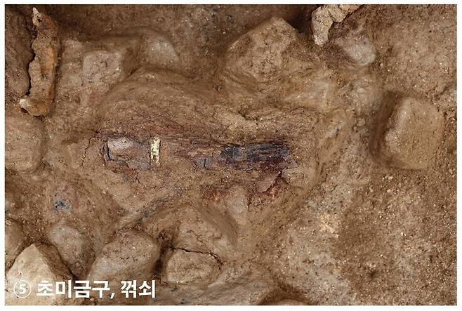 The No. 30 large tomb contains a scabbard-tip ornament typically found in Silla and Gaya tombs from the 5th and 6th centuries. (provided by the Wanju National Research Institute of Cultural Heritage)