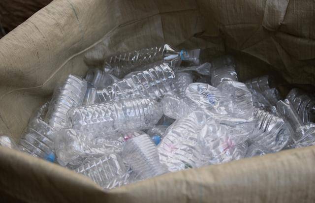 서울 시내의 한 아파트 분리수거장에 투명 페트병이 분리돼 있다. 일부 뚜껑이 제거된 페트병도 있지만, 환경부는 투명 페트병은 뚜껑을 닫아 배출하도록 안내하고 있다. 뉴스1