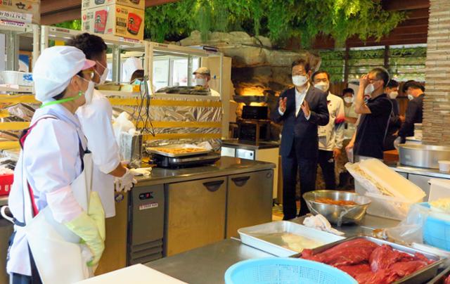 황희 문화체육관광부 장관이 24일 일본 도쿄 헨나 호텔에 마련된 대표팀 급식지원센터를 방문해 근무자들을 격려하고 있다. 주일한국문화원 제공