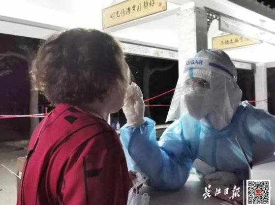 우한경제개발구에서 확진자가 발생하자 2일 밤 인근 주민들을 대상으로 긴급 핵산검사를 실시하고 있다 [장강일보 캡쳐]