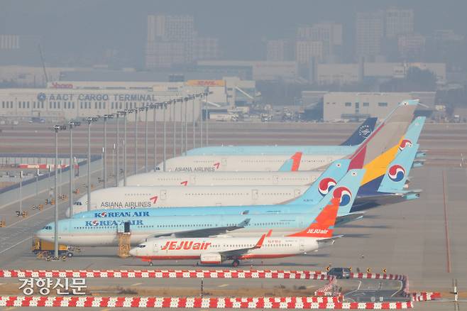 인천 국제공항 계류장에 대한항공과 아시아나 항공 비행기들이 서 있다.  / 이준헌 기자