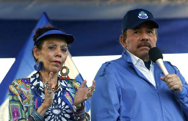 다니엘 오르테가 니카라과 대통령(오른쪽)과 그의 아내이자 부통령인 로자리오 무리요가 2018년 9월 수도 마나과에서 대중 연설을 하고 있다.  AP연합뉴스