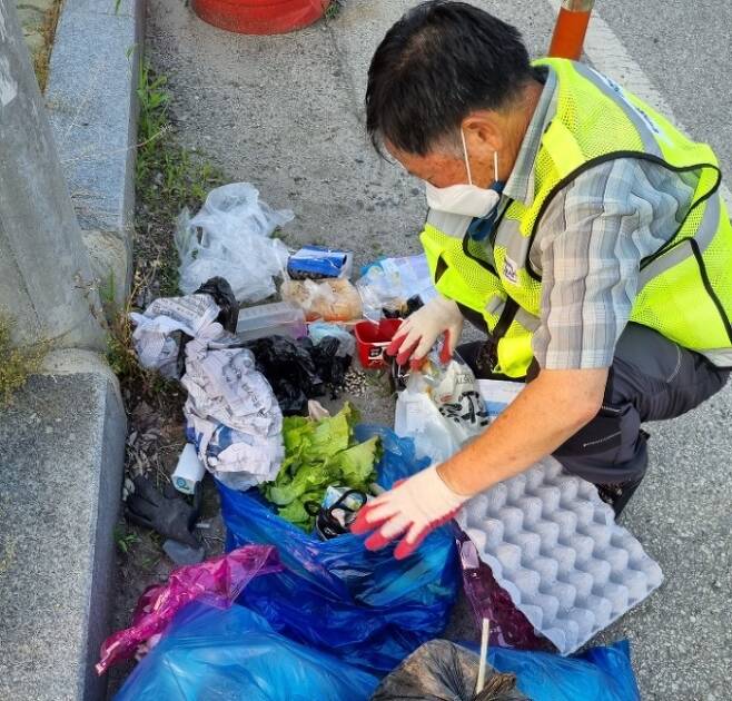 논산시 클린매니저 쓰레기 불법 투기단속 활동 모습.