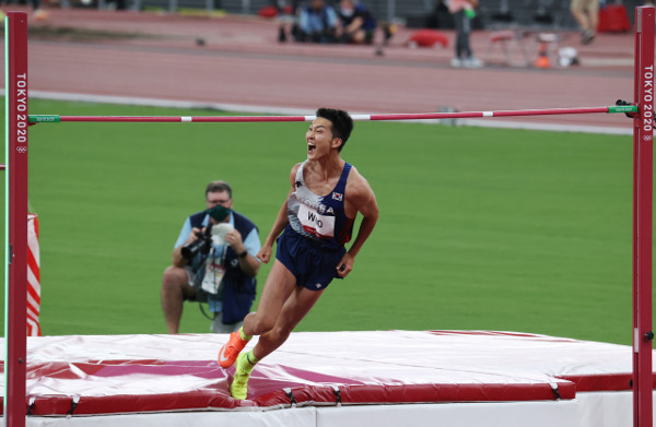 우상혁이 지난 1일 일본 도쿄 올림픽스타디움에서 열린 도쿄올림픽 육상 남자 높이뛰기 결선에서 2m27을 1차시기에 성공한 뒤 환호하고 있다. 도쿄=김지훈 기자