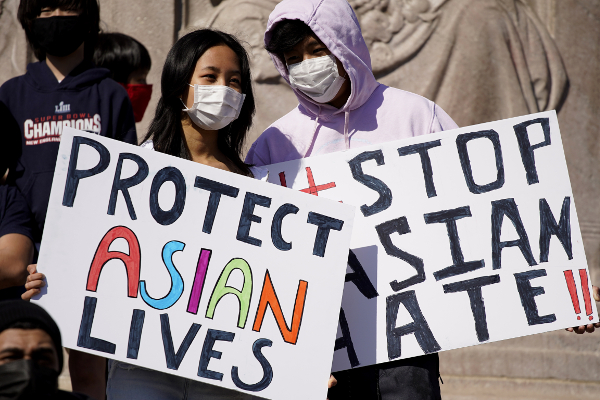 아시아계 미국인들이 지난 3월 20일(현지시간) 미국 시카고 로건 스퀘어 모뉴먼트에서 ‘아시아인의 삶을 보호해 달라’ ‘아시아인 혐오를 중단하라’는 팻말을 들고 있다. 미국에서 아시아계 미국인들은 증오범죄 등으로 외출을 꺼릴 뿐 아니라 집단적 트라우마에 시달리고 있다. AP뉴시스