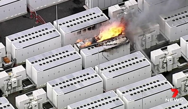 주 빅토리아주에 위치한 테슬라 대형 전지에너지 저장장치 화재 현장 모습. 7news 트위터 캡쳐.