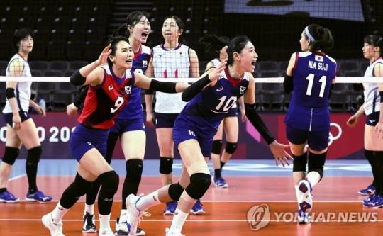 배구(排球)는 'Volleyball'를 의역한 한자어이다. 공을 손으로 때린다는 뜻이다. 사진은 2020 도쿄올림픽 여자배구 한일전에서 극적인 승리를 거두고 8강에 오르며 환호하는 한국여자배구 선수 모습. [도쿄=연합뉴스]
