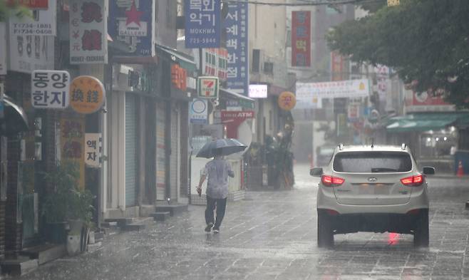 지난 1일 오전 서울 종로구 인사동에서 한 시민이 우산을 쓰고 빗길을 지나고 있다. [사진 출처 = 연합뉴스]