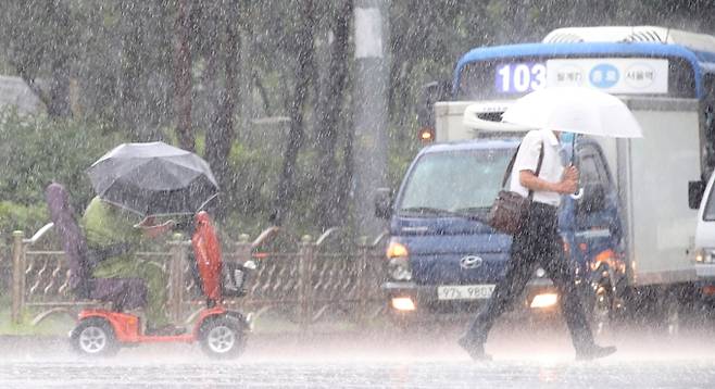 3일은 전국 대부분 지역에 33도 안팎의 무더위가 이어지는 가운데 곳곳에 소나기가 내리겠다. 사진은 지난달 19일 서울 강북구 한천로 인근에서 우산을 쓴 채 이동하는 시민 모습. /사진=뉴스1