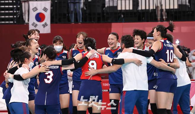 한국 여자배구 대표팀이 2020 도쿄올림픽 여자 배구 A조 4차전 일본과 경기에서 극적인 승리를 거두며 사실상 8강 진출을 결정 지은 뒤 환호하고 있다. 올림픽사진공동취재단