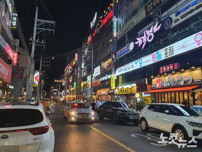 상남동 밤거리. 이형탁 기자
