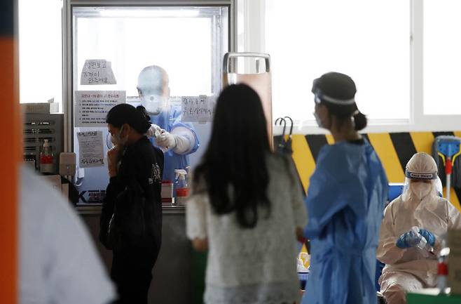 3일 오후 광주 북구 선별진료소에서 보건소 의료진들이 코로나19 진단 검사를 하고 있다. 광주 북구 제공