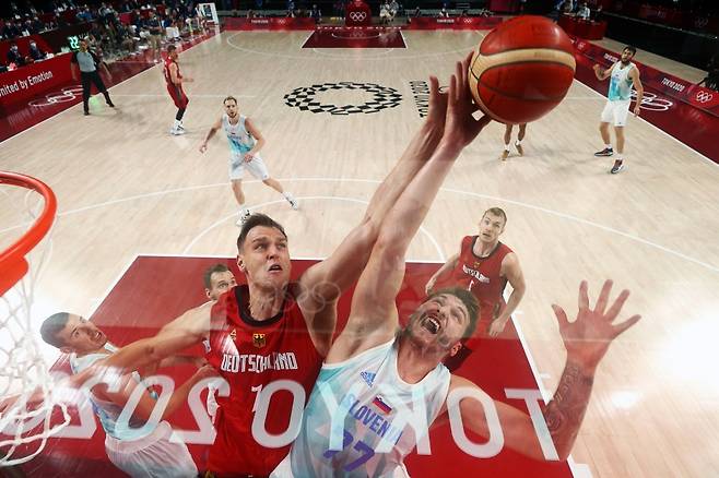 ▲ NBA 스타 루카 돈치치(오른쪽)가 슬로베니아를 2020 도쿄 올림픽 남자 농구 4강으로 이끌었다. ⓒ연합뉴스/ REUTERS