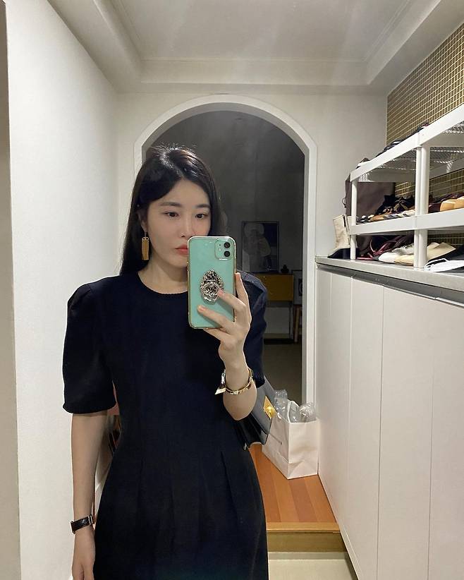 Lee Hae-ri posted a picture on his Instagram on the 3rd, with an article entitled I decided to eat with my birthday, but I am not waiting for all of my shoes ...    #  #The photo shows Lee Hae-ri, who is dressed up in a black dress with colorful accessories. Kang Min-kyungs birthday is the 30th birthday.Lee Hae-ris funny situation, which is ready but waiting for him, is laughing.Meanwhile, Lee Hae-ri and Kang Min-kyung debuted in 2008 as a female duo, Davis.Photo = Lee Hae-ri Instagram