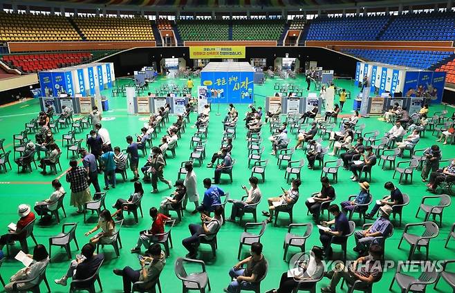 지자체 자율접종 시작한 제주도 (제주=연합뉴스) 박지호 기자 = 26일 오전 제주시 한라체육관에 마련된 코로나19예방접종센터에서 지자체 자율접종이 이뤄지고 있다. 2021.7.26 jihopark@yna.co.kr